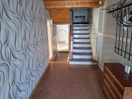 Flur mit Treppenaufgang OG