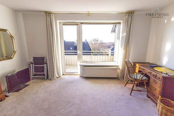 Lichtdurchflutet dank der großen Fensterfront