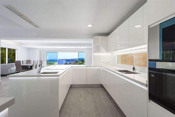 Küche mit Blick in den Wohn-/Essbereich