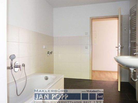 Tageslichtbad mit Wanne und Dusche    