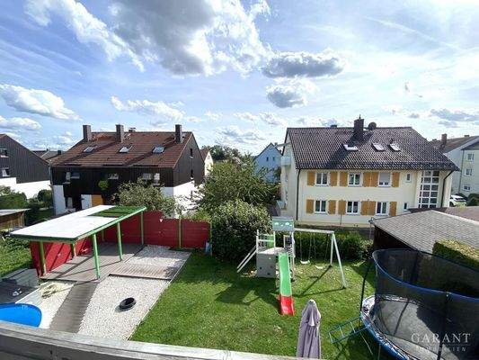 Blick vom Balkon in den Garten