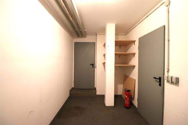 Kellerraum mit Zugang zu Tiefgarage
