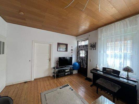 Wohnzimmer im EG mit Hauseingangstür