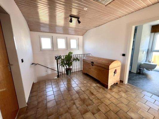 Geräumiger Flur im Dachgeschoss