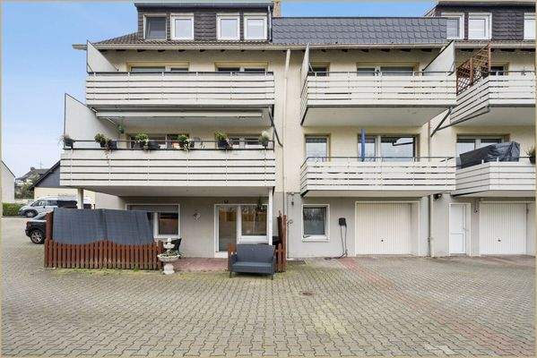 Rückansicht mit Terrasse und Garage