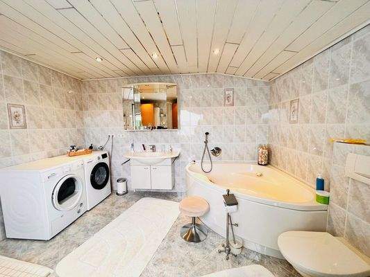 großzügiges Badezimmer