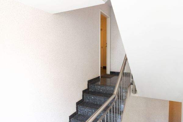 Das hochwertige Treppenhaus mit Fahrstuhl