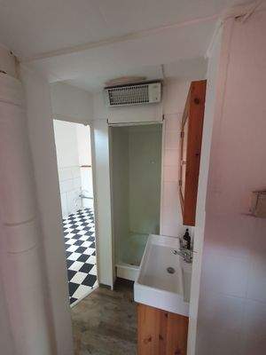 Badezimmer mit Waschbecken