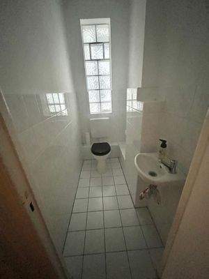 separates WC mit Fenster