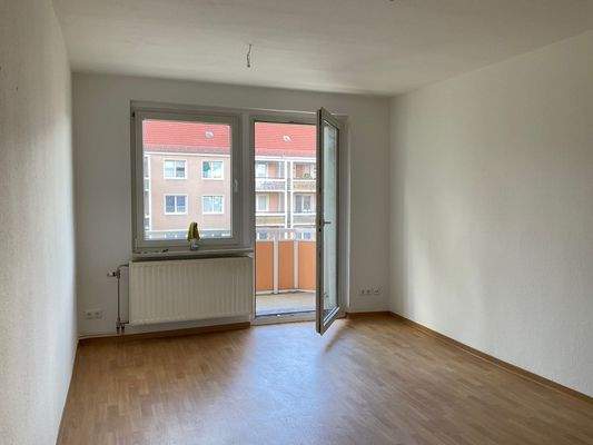 Wohnzimmer mit Balkon