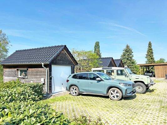 Selbst die Garagen sind ein Hingucker, Stellplatz davor