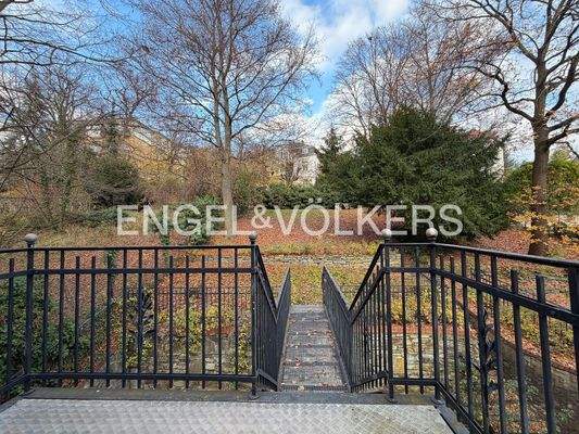 Terrasse mit Zugang in den Garten