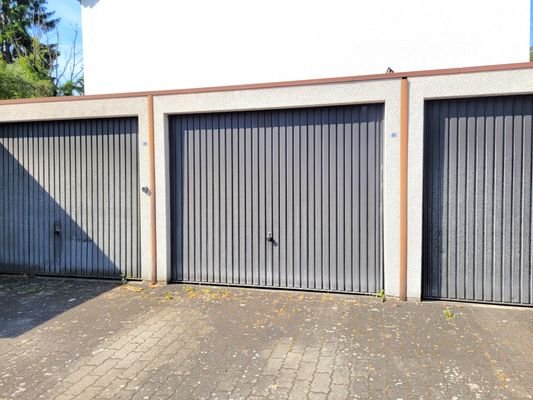 die Garage mit davor liegendem Stellplatz