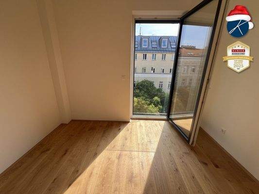 Zwei Zimmer mit französischen Balkontüren