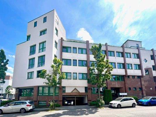 Nordfassade mit breiter TG-Zufahrt