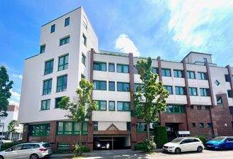 Nordfassade mit breiter TG-Zufahrt