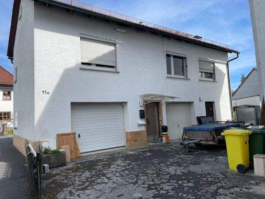 Hofansicht Haus 11 a mit 2 Garagen 