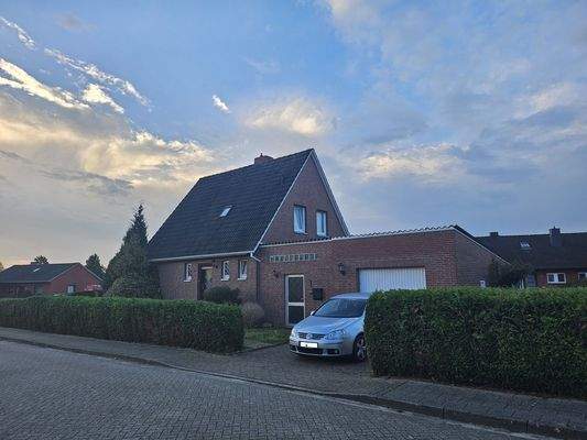 1 - Straßenansicht mit Garage