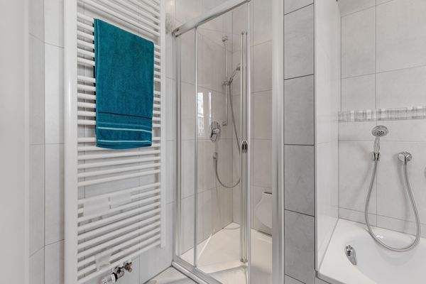 Dusche und Badewanne