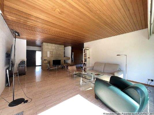 Wohnzimmer mit offenem Kamin