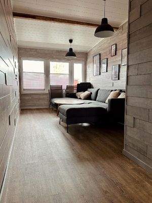 Blick zum Wohnbereich und Balkon