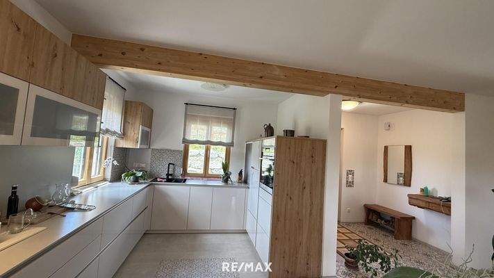 Blick in die Küche und Garderobe