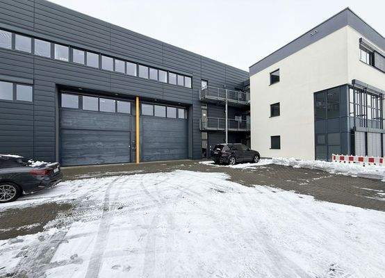 Einfahrt zur Lagerhalle