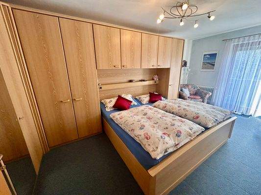 Großes Schlafzimmer