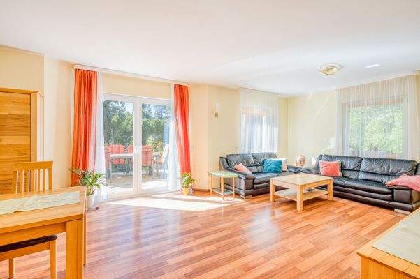 Wohnzimmer mit Zugang auf die Terasse