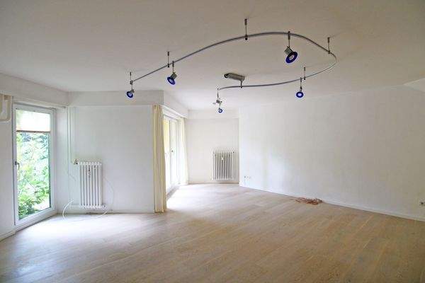 Geräumiges Schlafzimmer (vermutlich teilbar)