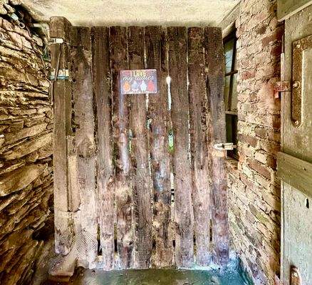 Außen_Tür Nebengebäude_ehemals zum Hühnerstall.jpe