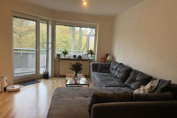 Wohnzimmer mit Zugang zum Balkon