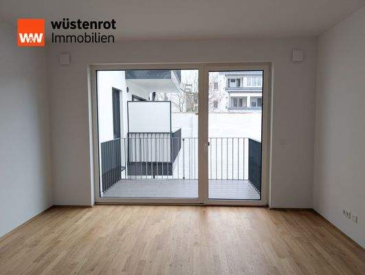 Wohnzimmer mit angrenzendem Balkon