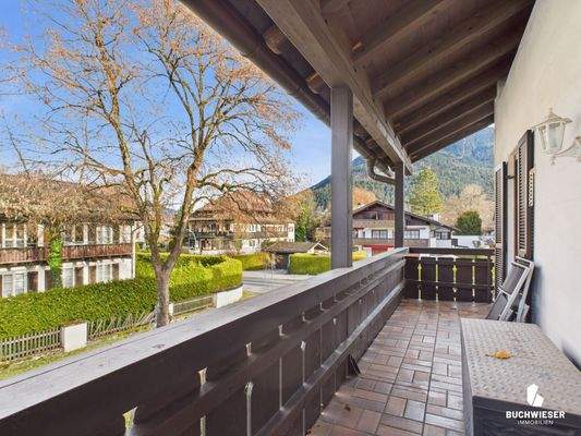 Tiefer und überdachter Balkon