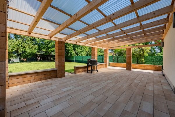 Large covered terrace 