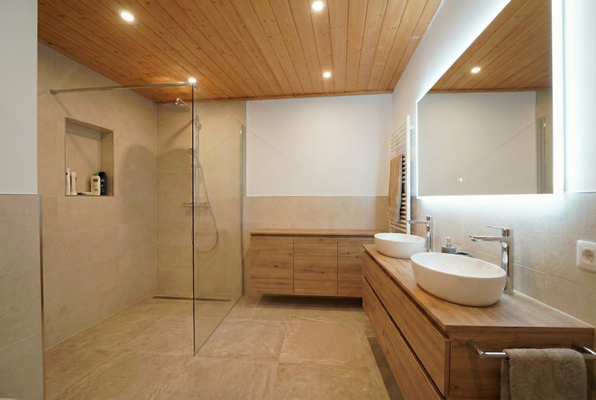 Badezimmer DG (Nur virtuell umfangreich saniert - keine Ausbau vorhanden)