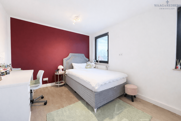 Schlafzimmer im Obergeschoss und blick in den Garten 