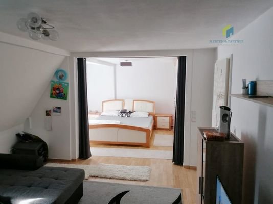 Wohn-, Schlafzimmer