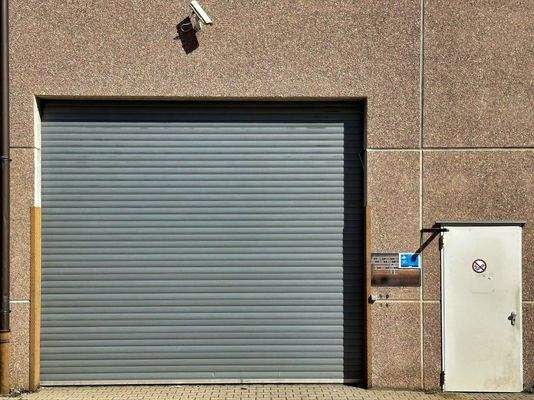 Zugang mit Rolltor mit Überwachugskamera