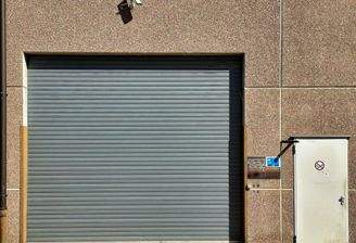 Zugang mit Rolltor mit Überwachugskamera