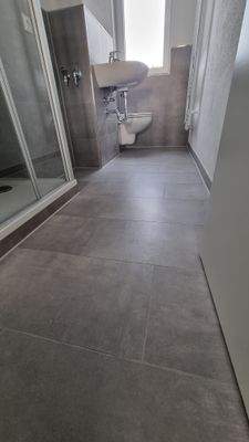 Bad mit Feinsteinzeugfliesen verlegt