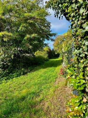 Weg vom Grundstück in die Stadt und zum See
