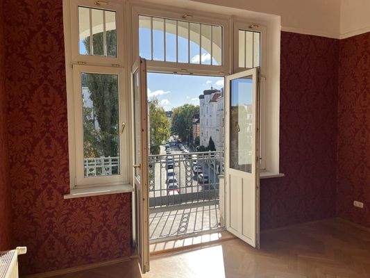 Wohnraum mit Balkonzugang