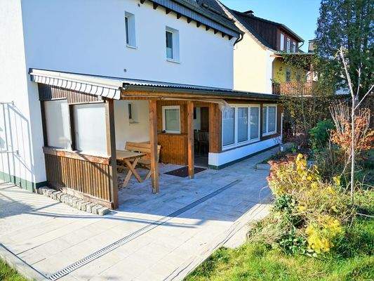 Mit teilüberdachter Terrasse...