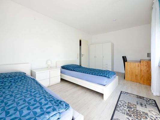 095 1 Zimmer 1 Schrank, Schreibtisch (1 von 1).jpg