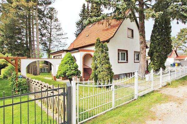 Straßenansicht mit Zaun