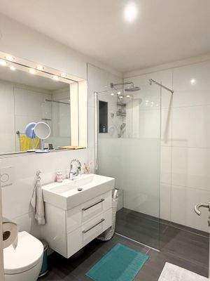 Gäste-Bad mit bodentiefer Dusche