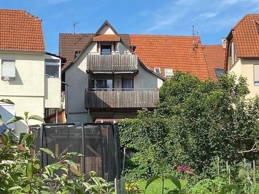 Hausansicht 2 Balkone Terrasse