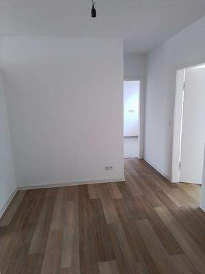 Heller Flur mit Parkettboden