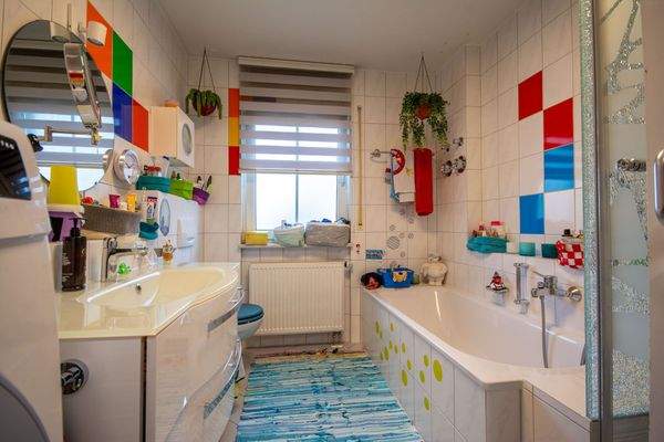 helles und freundliches Bad